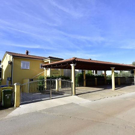 Apartments House Anna For Max 13 Persons In Porec, Pet Friendly Bagian luar foto