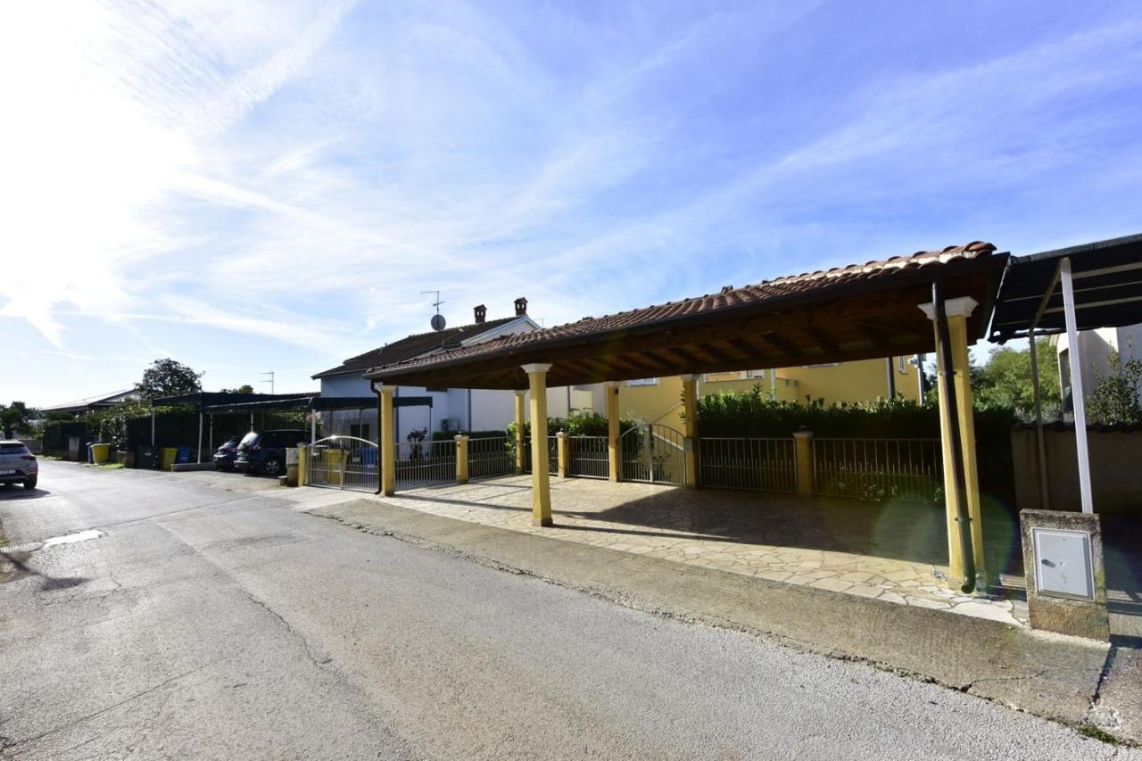 Apartments House Anna For Max 13 Persons In Porec, Pet Friendly Bagian luar foto