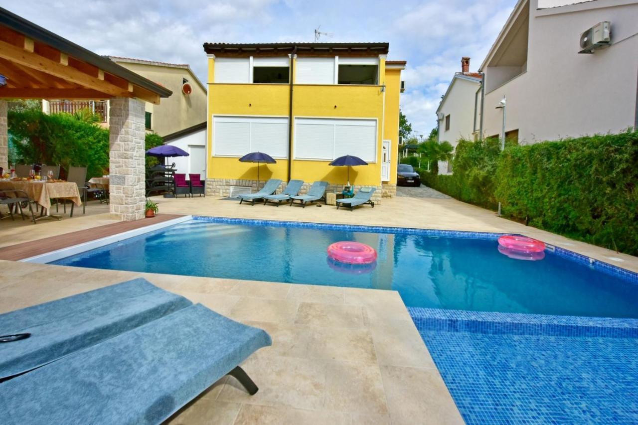 Apartments House Anna For Max 13 Persons In Porec, Pet Friendly Bagian luar foto