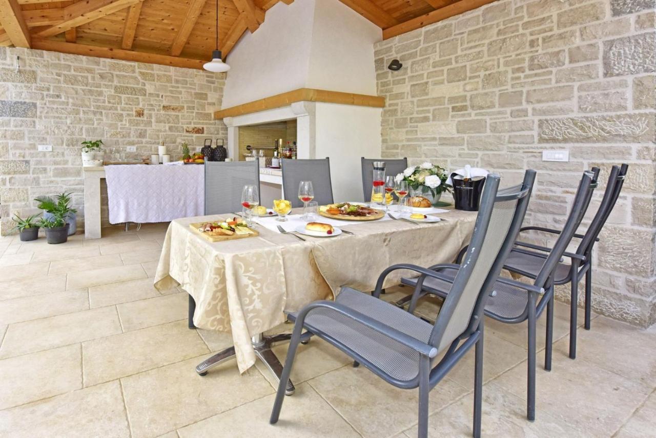 Apartments House Anna For Max 13 Persons In Porec, Pet Friendly Bagian luar foto