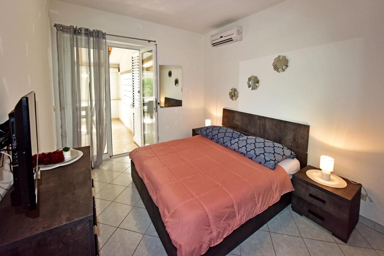 Apartments House Anna For Max 13 Persons In Porec, Pet Friendly Bagian luar foto