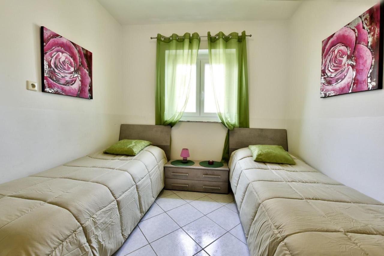 Apartments House Anna For Max 13 Persons In Porec, Pet Friendly Bagian luar foto