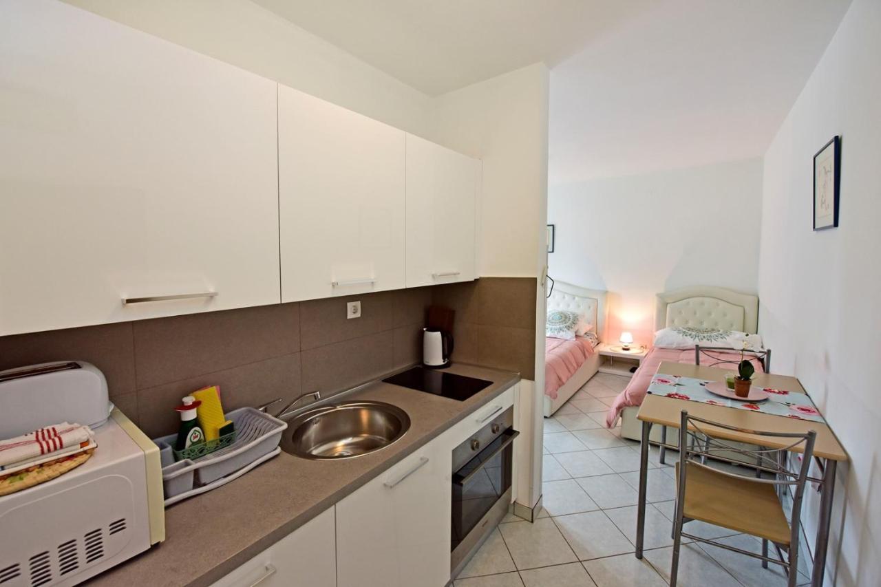 Apartments House Anna For Max 13 Persons In Porec, Pet Friendly Bagian luar foto