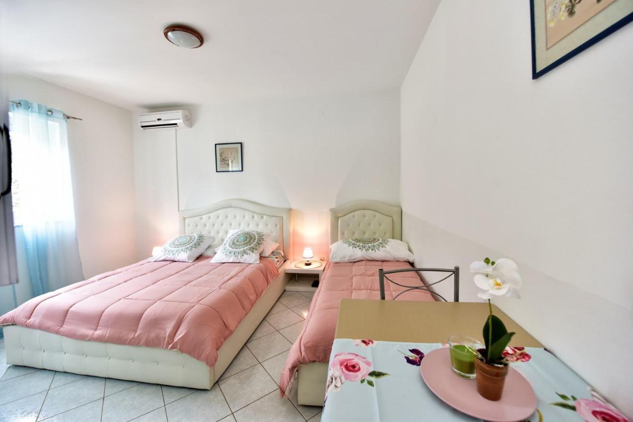 Apartments House Anna For Max 13 Persons In Porec, Pet Friendly Bagian luar foto