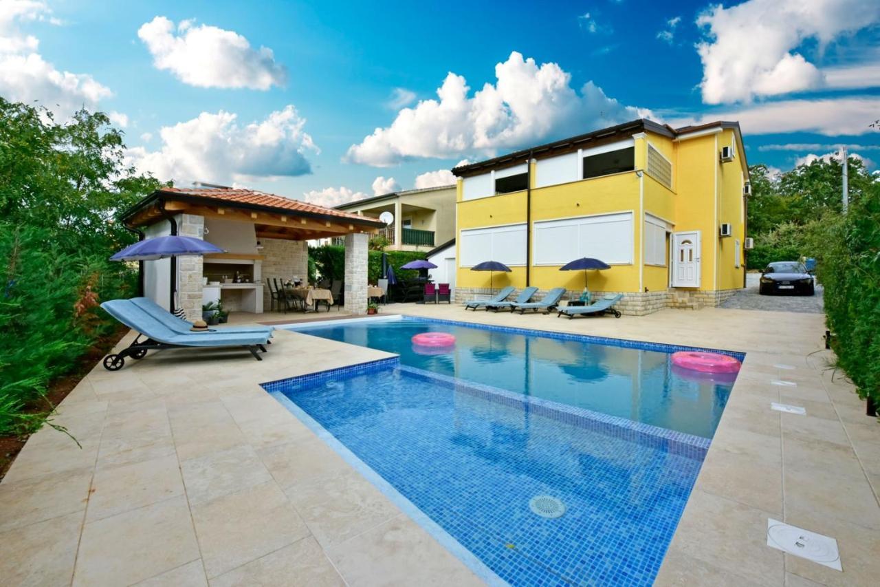 Apartments House Anna For Max 13 Persons In Porec, Pet Friendly Bagian luar foto