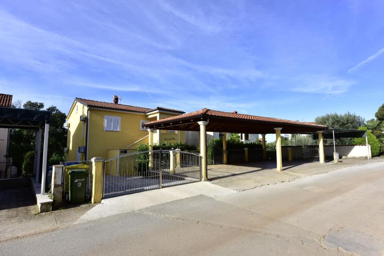 Apartments House Anna For Max 13 Persons In Porec, Pet Friendly Bagian luar foto
