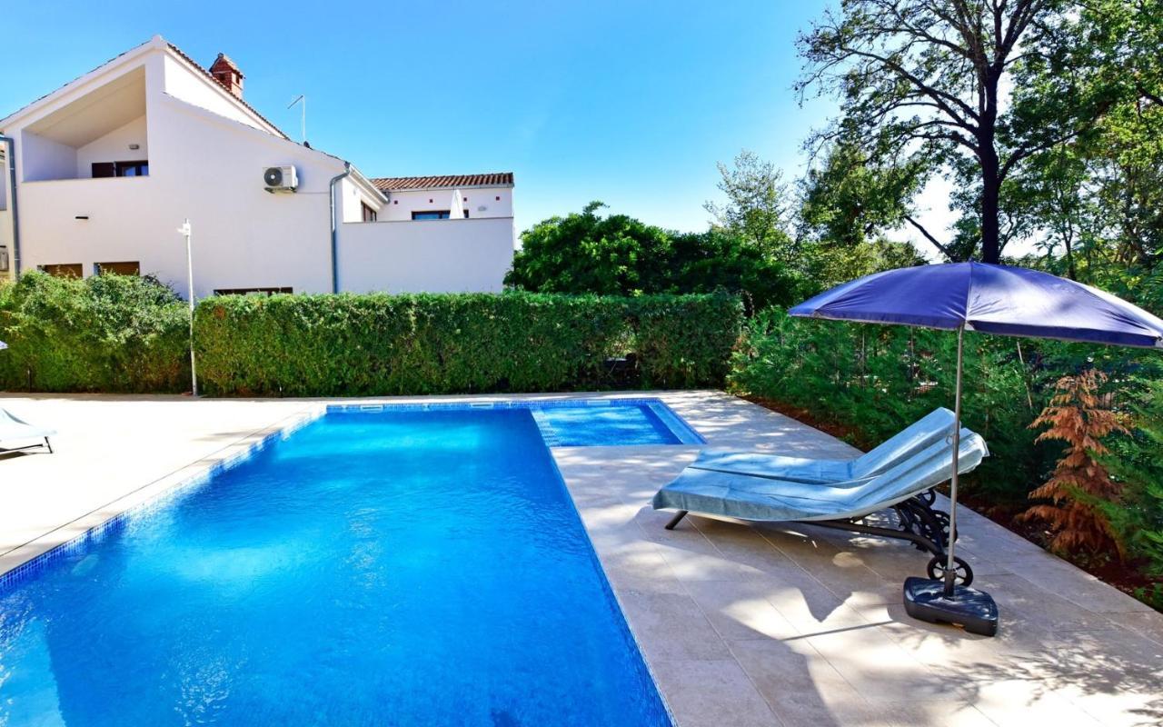 Apartments House Anna For Max 13 Persons In Porec, Pet Friendly Bagian luar foto