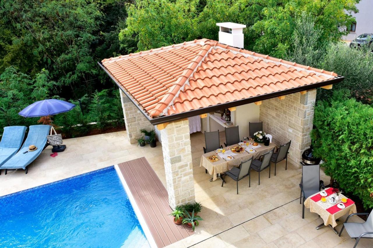 Apartments House Anna For Max 13 Persons In Porec, Pet Friendly Bagian luar foto