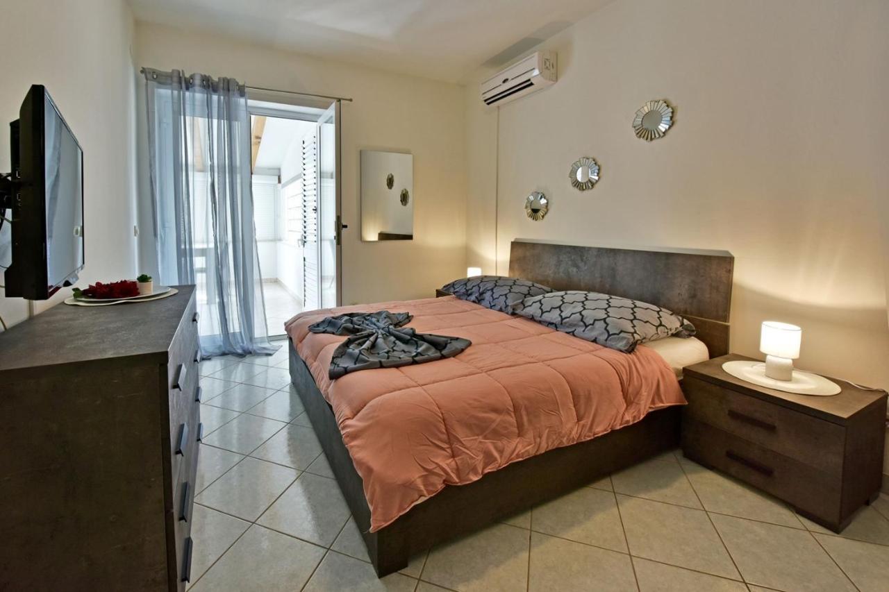 Apartments House Anna For Max 13 Persons In Porec, Pet Friendly Bagian luar foto