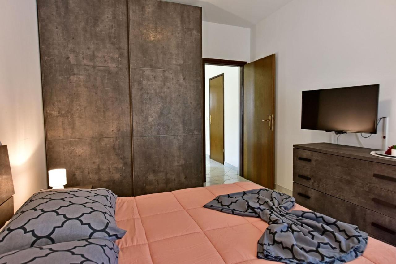 Apartments House Anna For Max 13 Persons In Porec, Pet Friendly Bagian luar foto