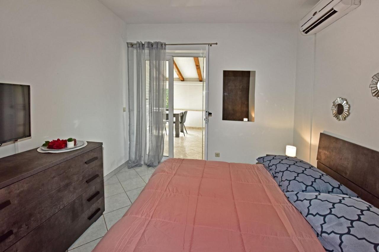 Apartments House Anna For Max 13 Persons In Porec, Pet Friendly Bagian luar foto