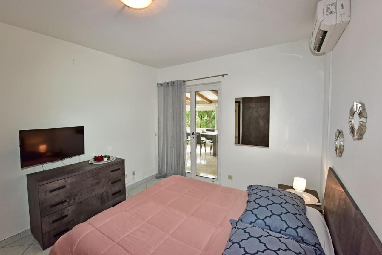 Apartments House Anna For Max 13 Persons In Porec, Pet Friendly Bagian luar foto