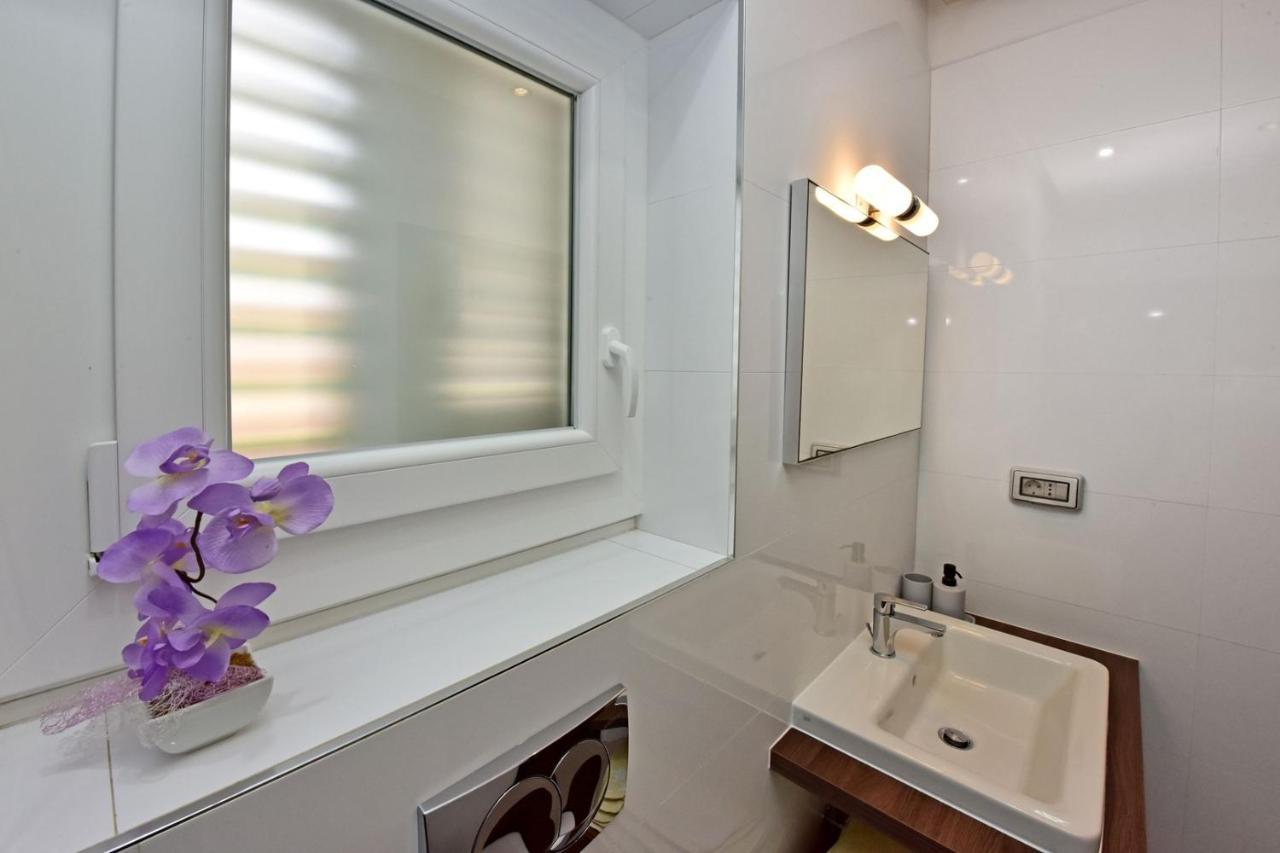 Apartments House Anna For Max 13 Persons In Porec, Pet Friendly Bagian luar foto