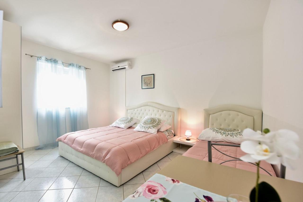 Apartments House Anna For Max 13 Persons In Porec, Pet Friendly Bagian luar foto