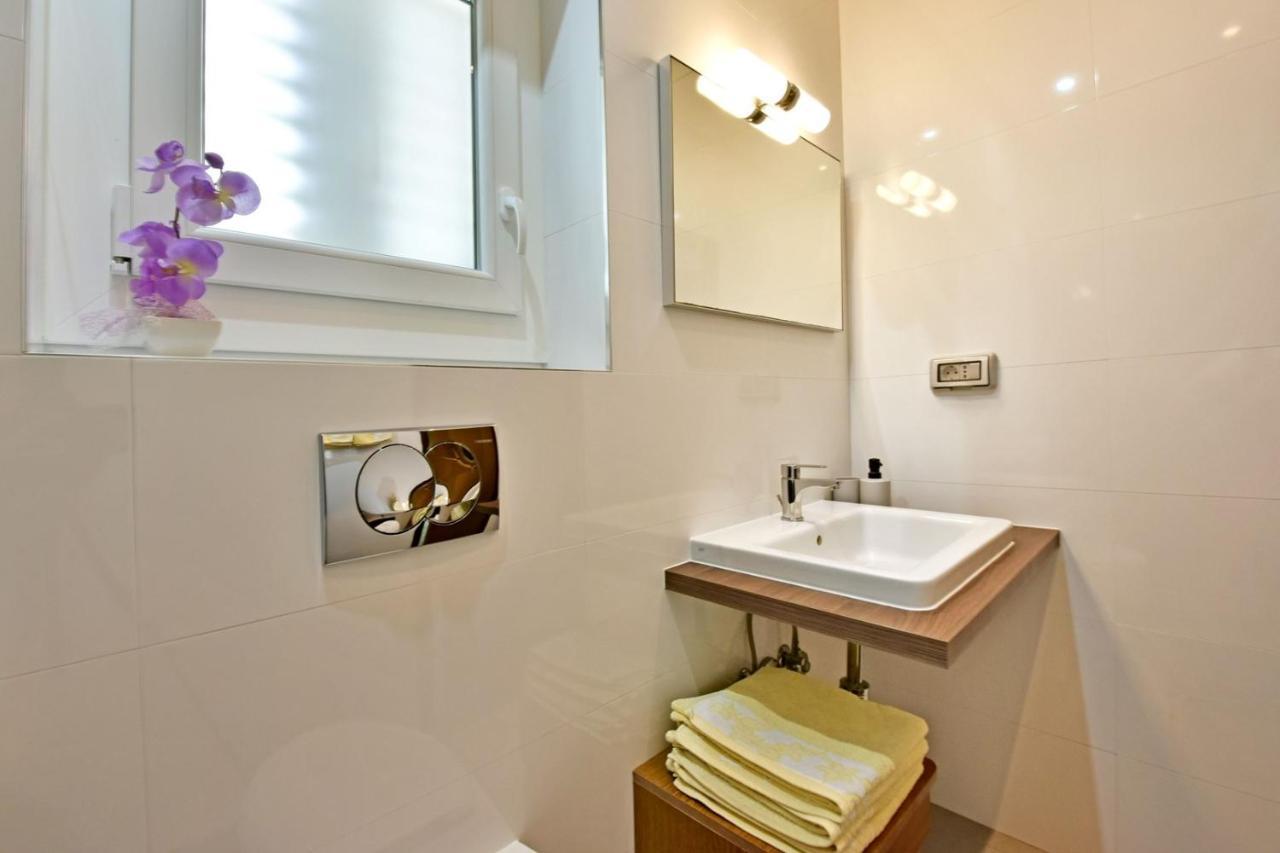 Apartments House Anna For Max 13 Persons In Porec, Pet Friendly Bagian luar foto