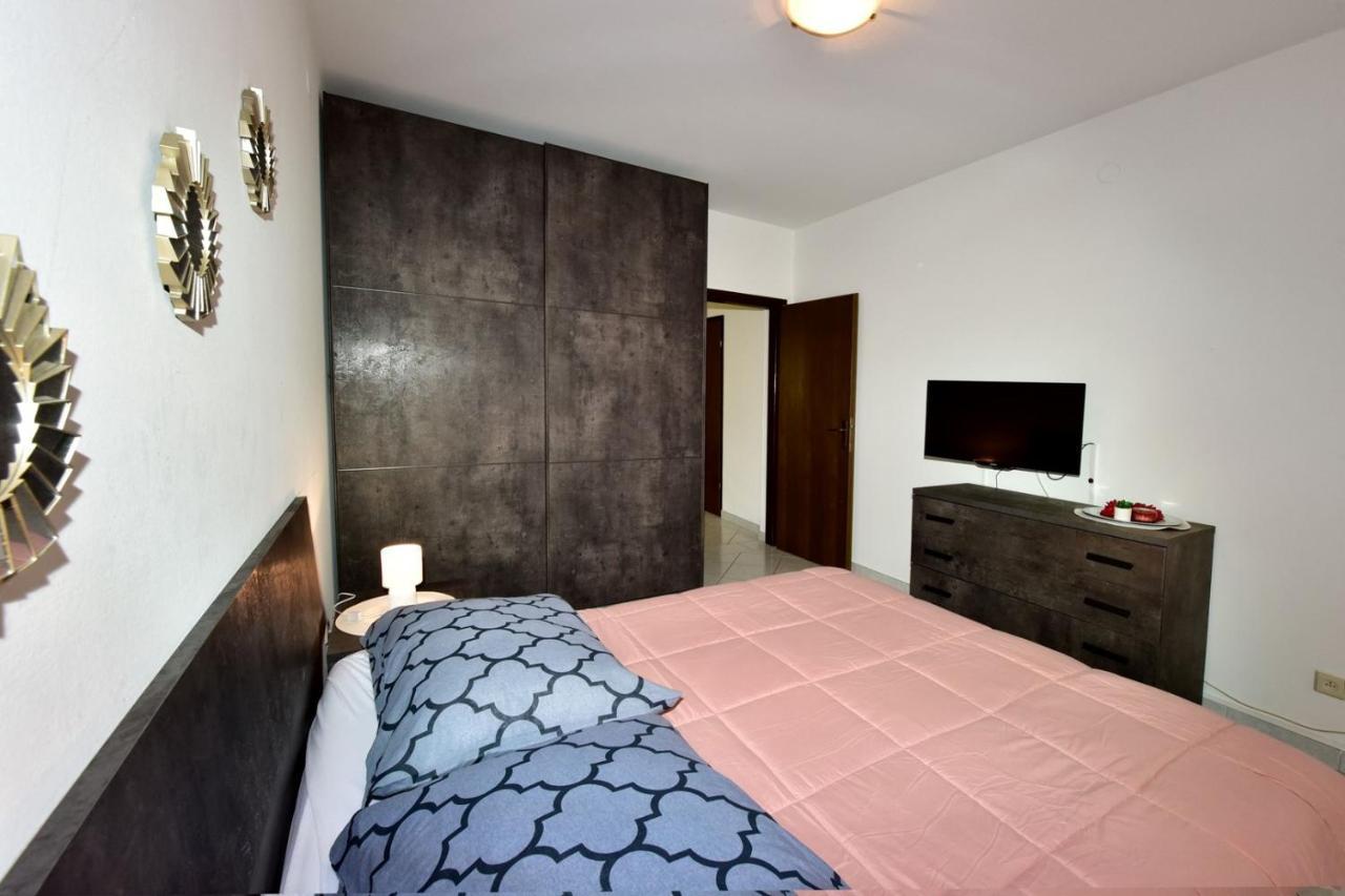 Apartments House Anna For Max 13 Persons In Porec, Pet Friendly Bagian luar foto
