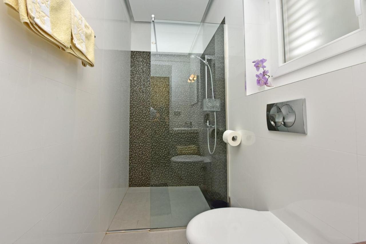 Apartments House Anna For Max 13 Persons In Porec, Pet Friendly Bagian luar foto