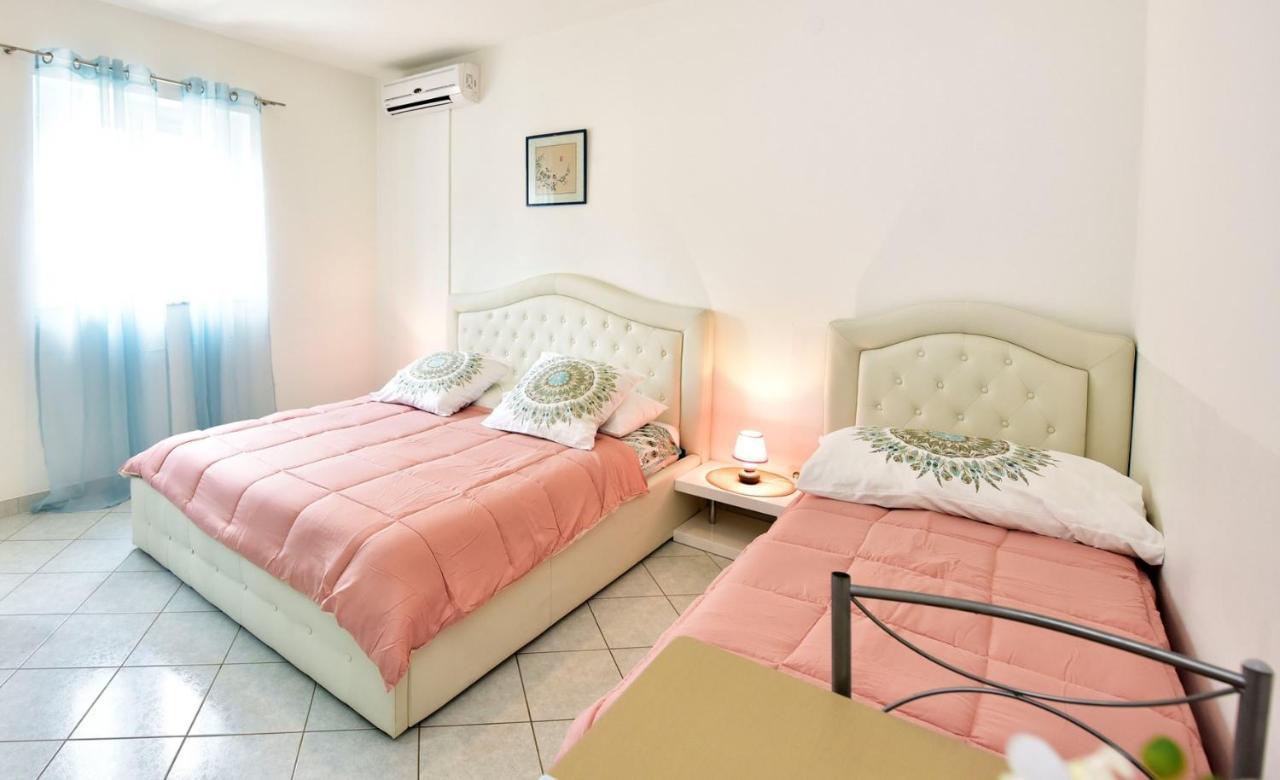 Apartments House Anna For Max 13 Persons In Porec, Pet Friendly Bagian luar foto
