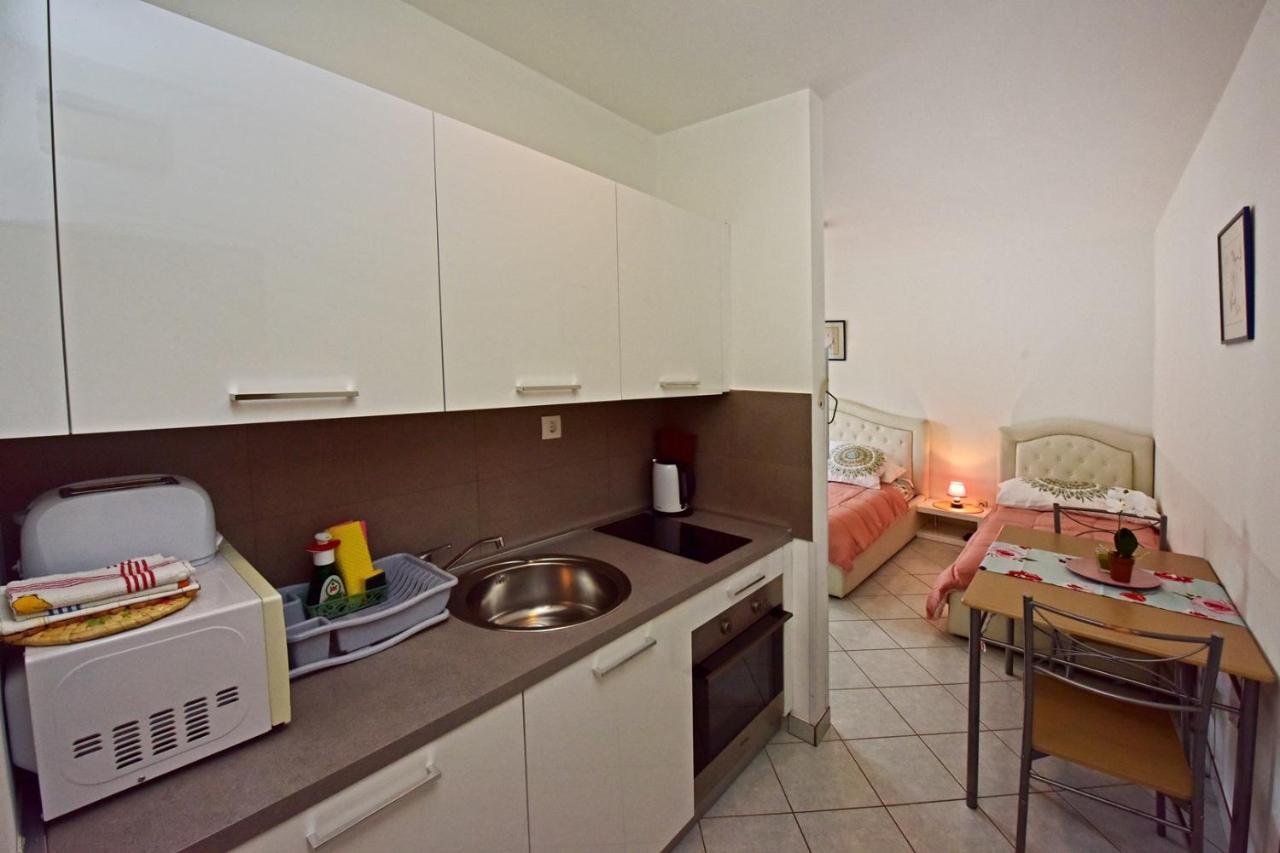 Apartments House Anna For Max 13 Persons In Porec, Pet Friendly Bagian luar foto