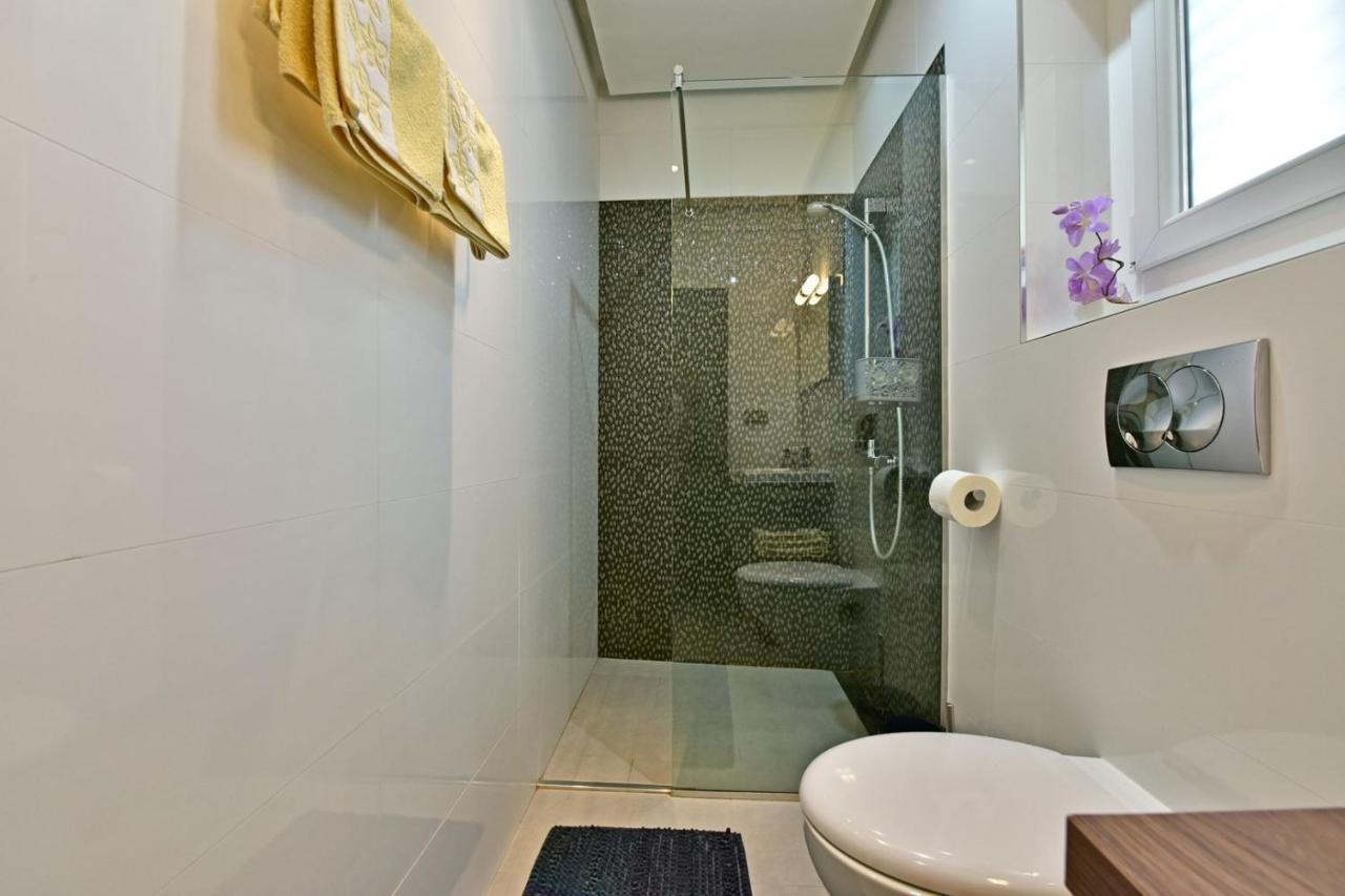 Apartments House Anna For Max 13 Persons In Porec, Pet Friendly Bagian luar foto