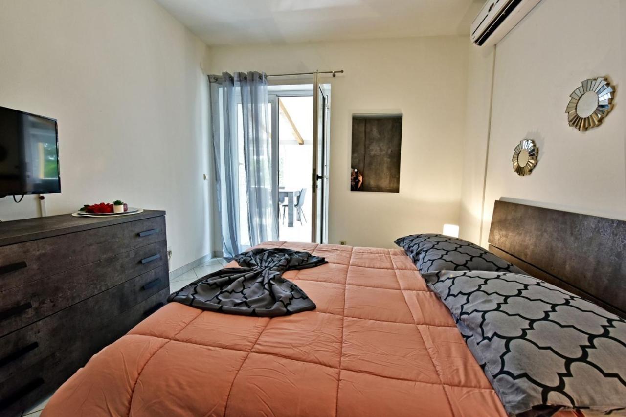 Apartments House Anna For Max 13 Persons In Porec, Pet Friendly Bagian luar foto