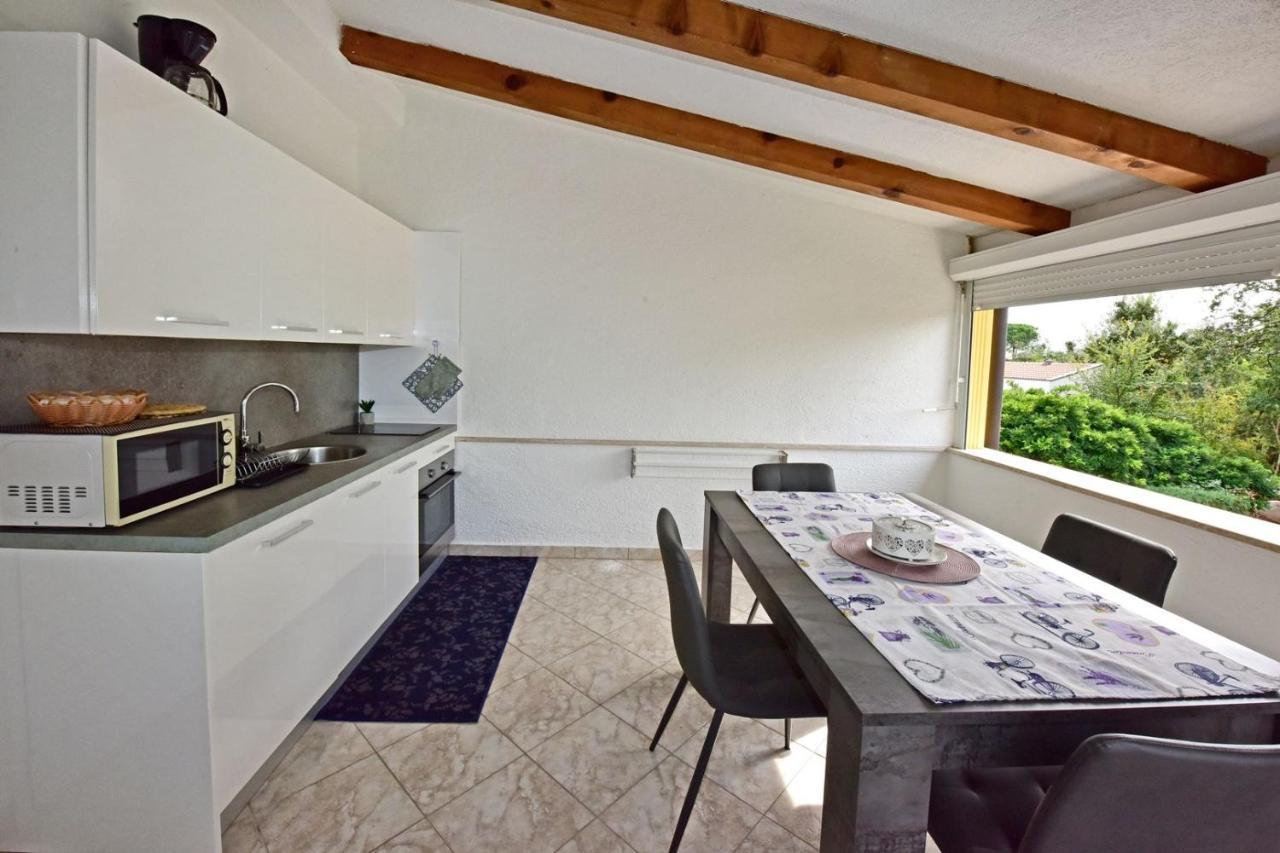 Apartments House Anna For Max 13 Persons In Porec, Pet Friendly Bagian luar foto
