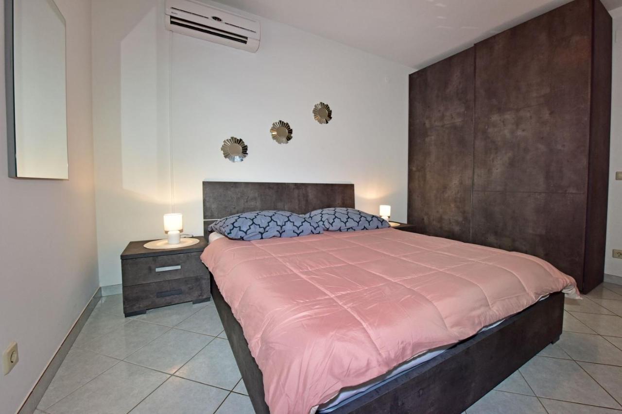 Apartments House Anna For Max 13 Persons In Porec, Pet Friendly Bagian luar foto