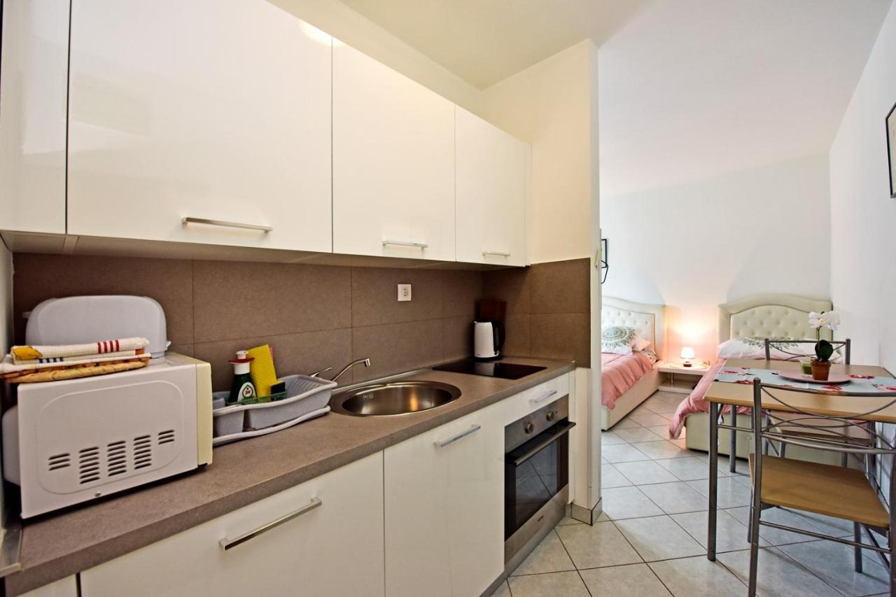 Apartments House Anna For Max 13 Persons In Porec, Pet Friendly Bagian luar foto