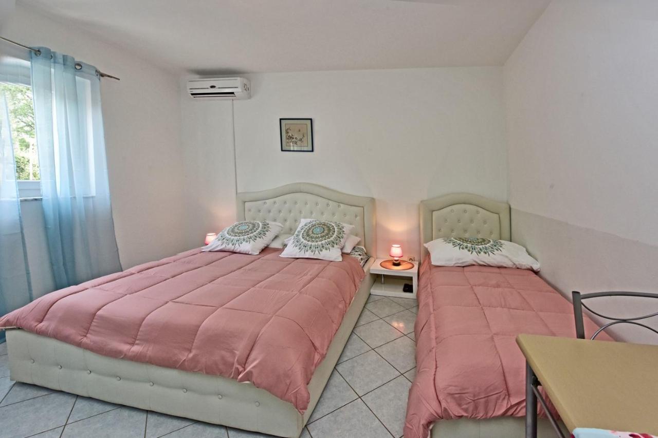 Apartments House Anna For Max 13 Persons In Porec, Pet Friendly Bagian luar foto