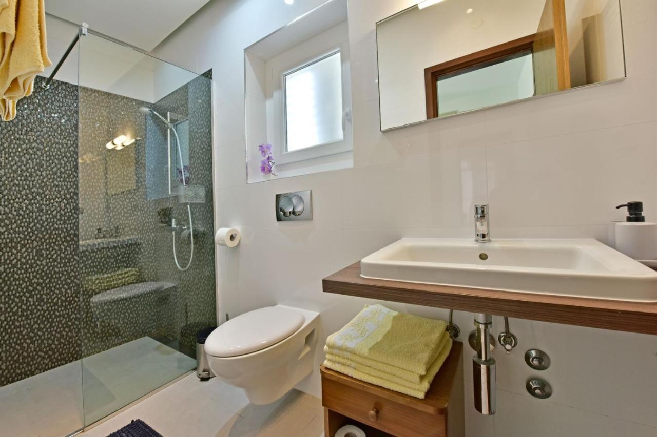 Apartments House Anna For Max 13 Persons In Porec, Pet Friendly Bagian luar foto