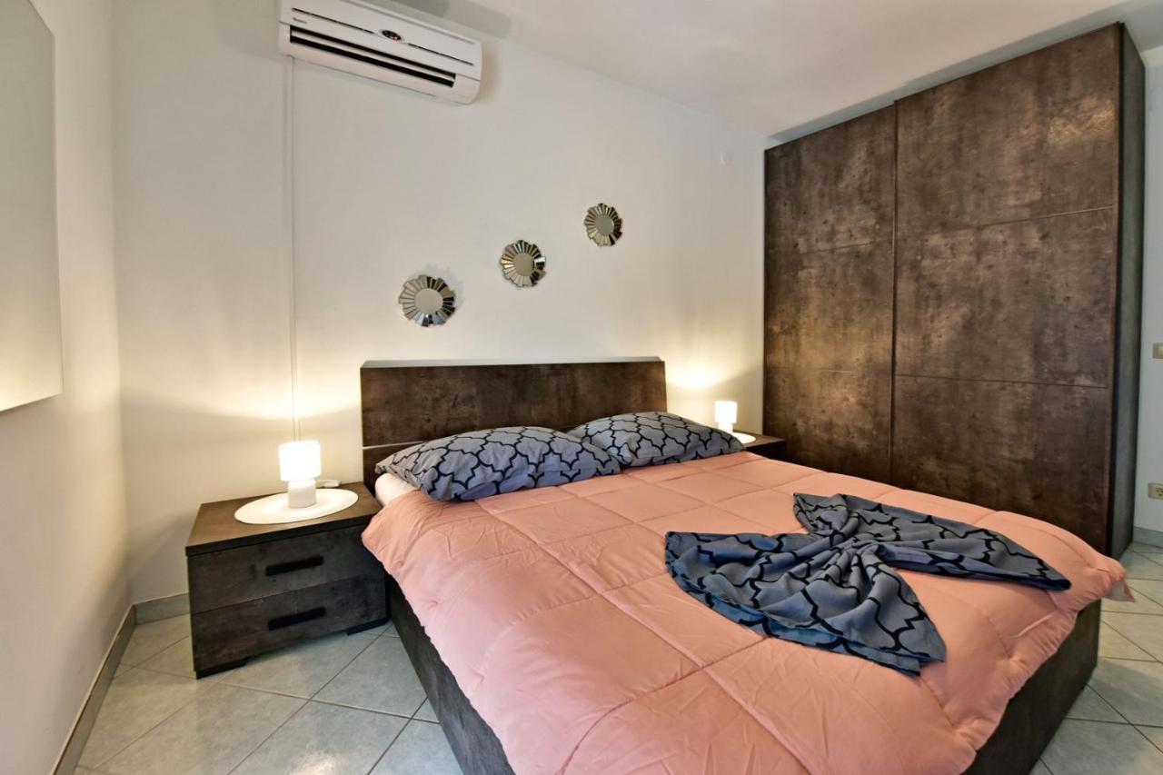 Apartments House Anna For Max 13 Persons In Porec, Pet Friendly Bagian luar foto