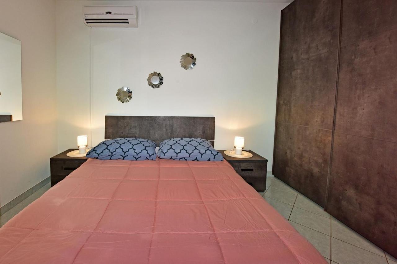 Apartments House Anna For Max 13 Persons In Porec, Pet Friendly Bagian luar foto