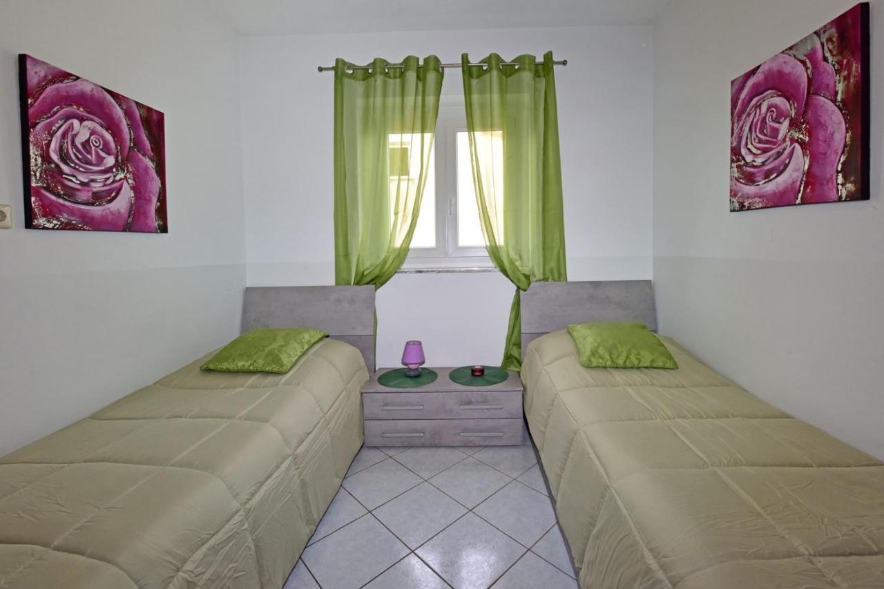 Apartments House Anna For Max 13 Persons In Porec, Pet Friendly Bagian luar foto