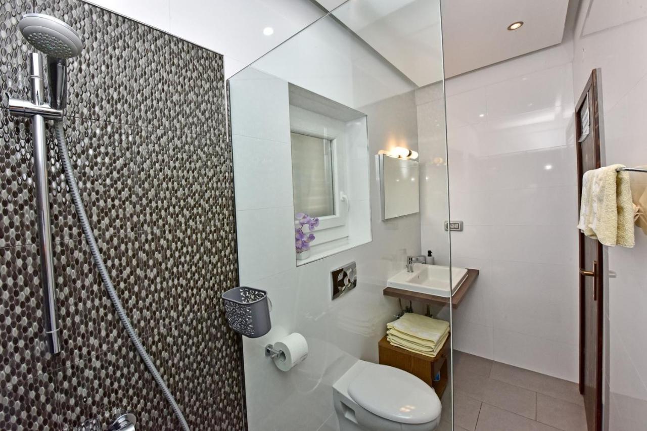 Apartments House Anna For Max 13 Persons In Porec, Pet Friendly Bagian luar foto