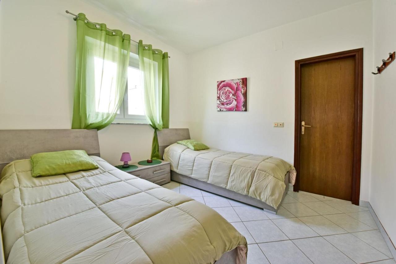 Apartments House Anna For Max 13 Persons In Porec, Pet Friendly Bagian luar foto