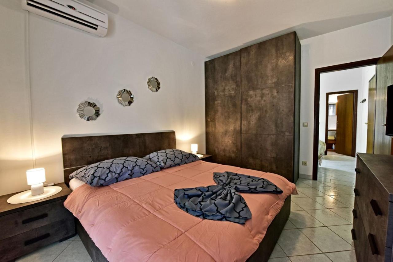 Apartments House Anna For Max 13 Persons In Porec, Pet Friendly Bagian luar foto