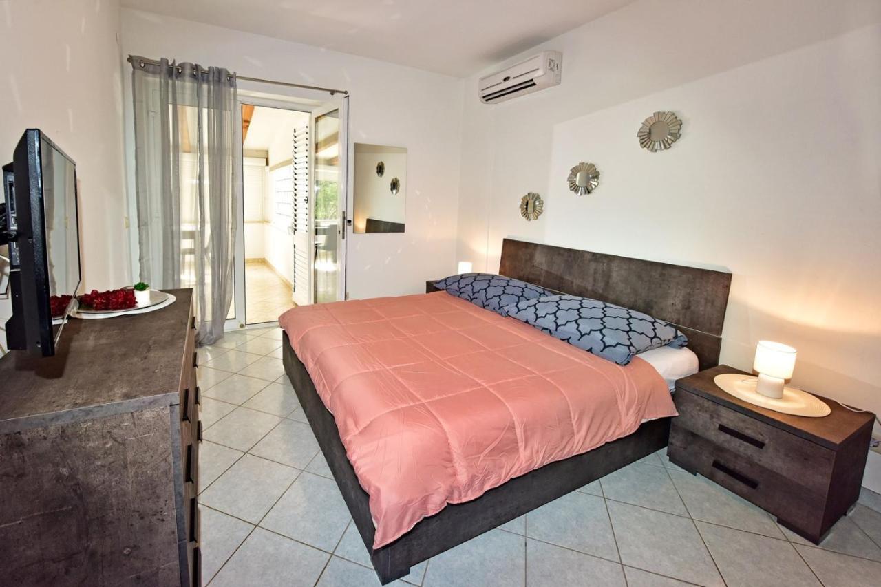 Apartments House Anna For Max 13 Persons In Porec, Pet Friendly Bagian luar foto