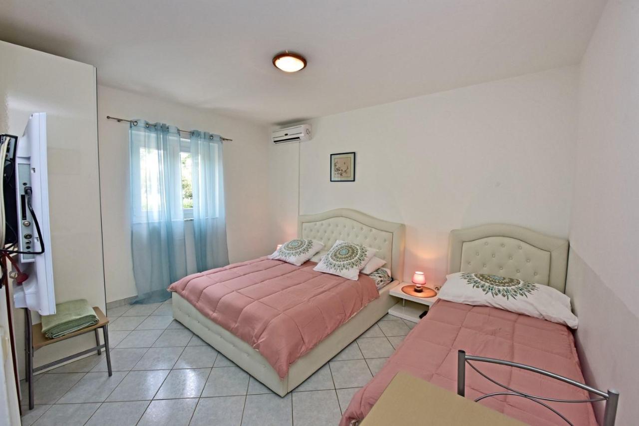 Apartments House Anna For Max 13 Persons In Porec, Pet Friendly Bagian luar foto